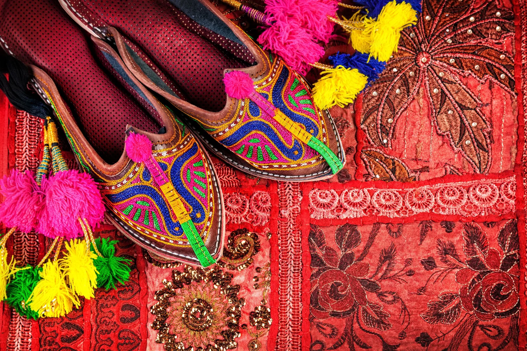 Babouches brodées et textiles colorés sur un marché