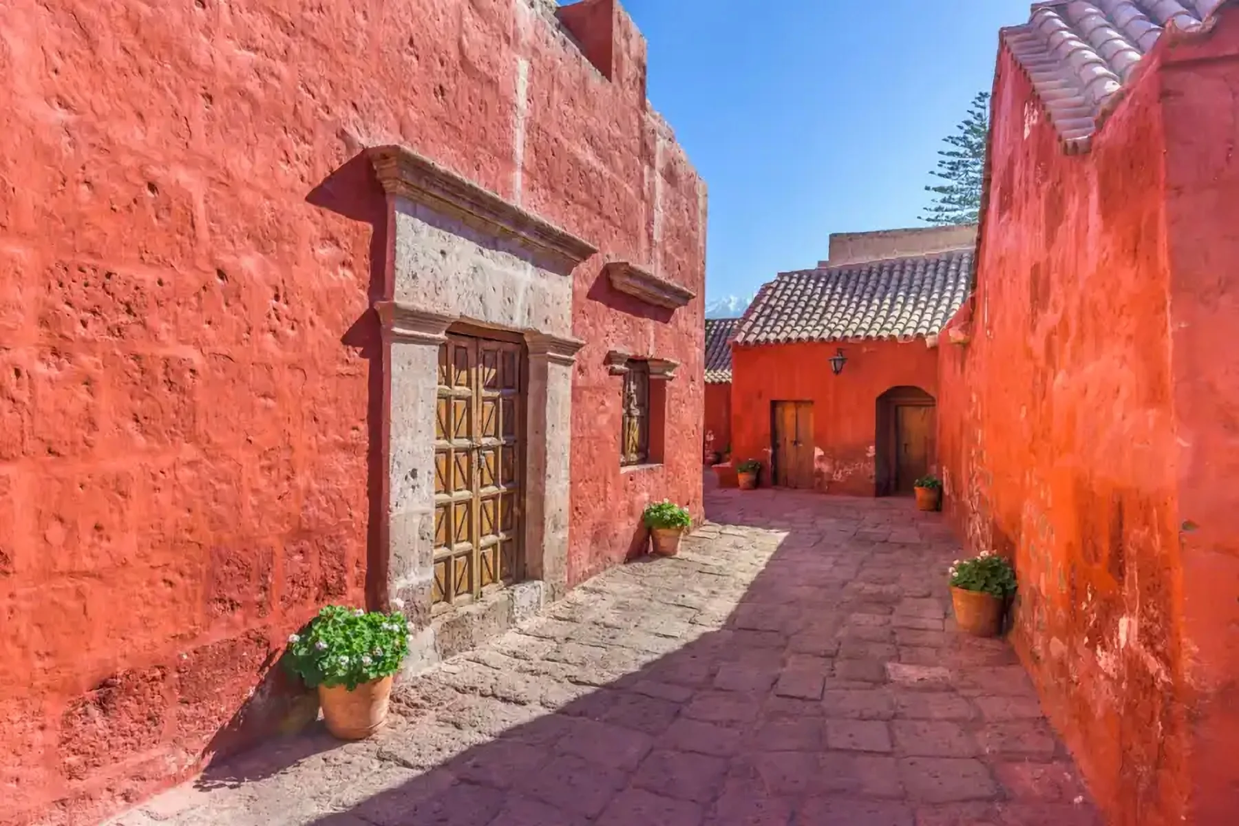 Une rue aux murs rouges dans une ville historique