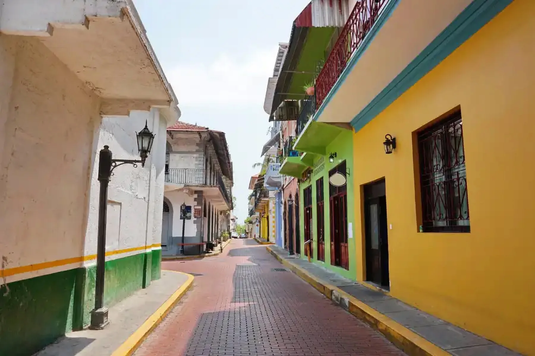 Une rue coloniale aux façades colorées