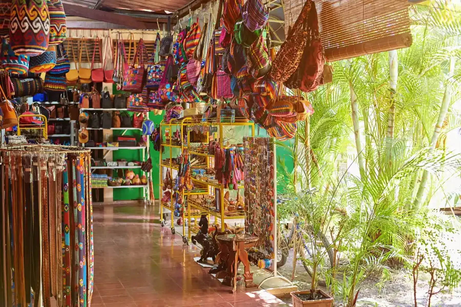 Un marché couvert d’artisanat et de textiles